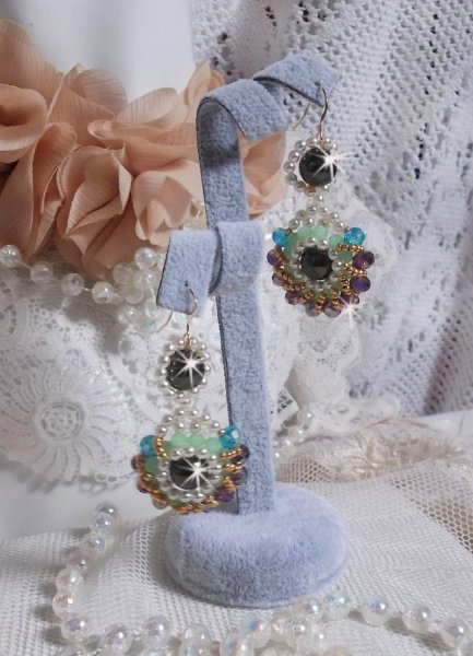 BO Ode Verde e Viola creato con perle rotonde perlate, sfaccettature appiattite e perle di semi dorate