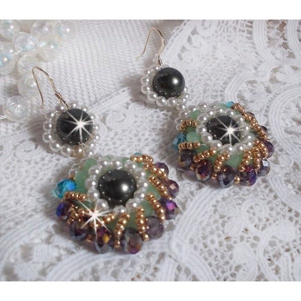 BO Ode Verde e Viola creato con perle rotonde perlate, sfaccettature appiattite e perle di semi dorate