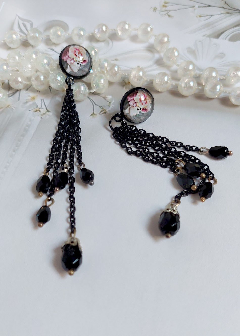 BO Ode Rose et Noire cr&eacute;&eacute;es avec poires facett&eacute;es, cabochons verres, puces et cha&icirc;ne m&eacute;tal 