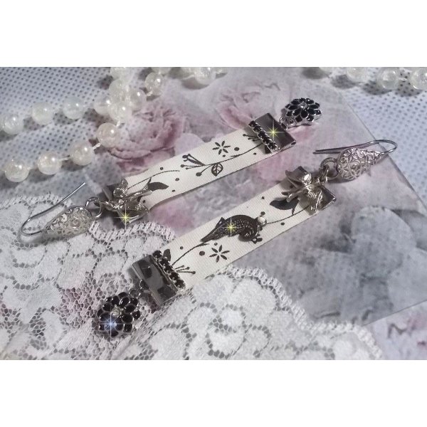 BO Uccelli bianchi e neri creati con nastro con stampa di uccelli bianchi e neri, cristalli, fiori smaltati e accessori di qualit&agrave;