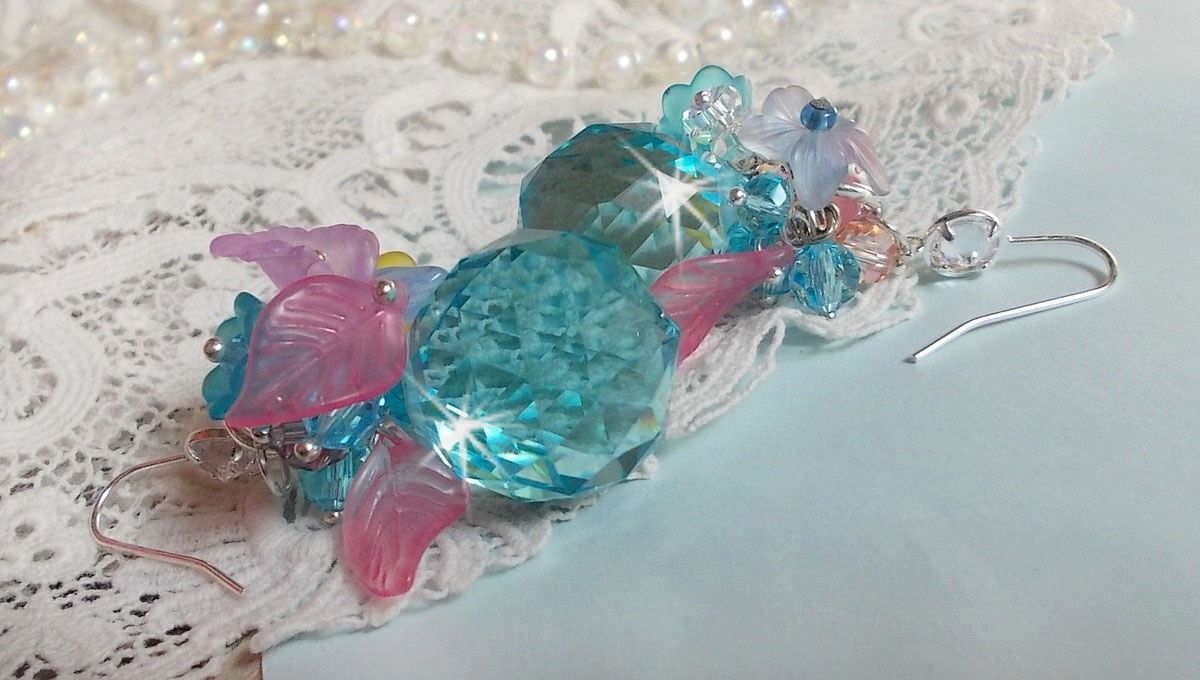 BO blu Ondine creato con cristalli Swarovki e fiori di resina rosa