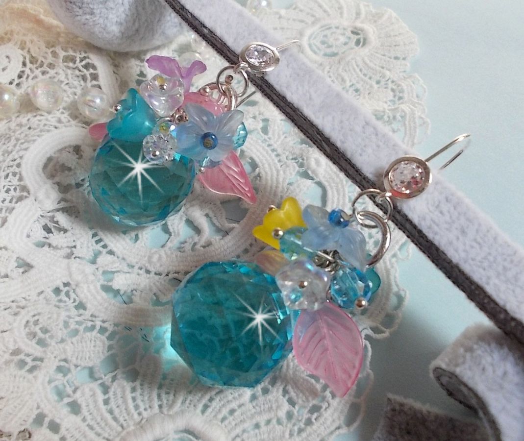 BO blu Ondine creato con cristalli Swarovki e fiori di resina rosa