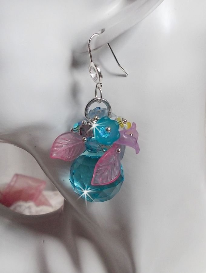 BO blu Ondine creato con cristalli Swarovki e fiori di resina rosa