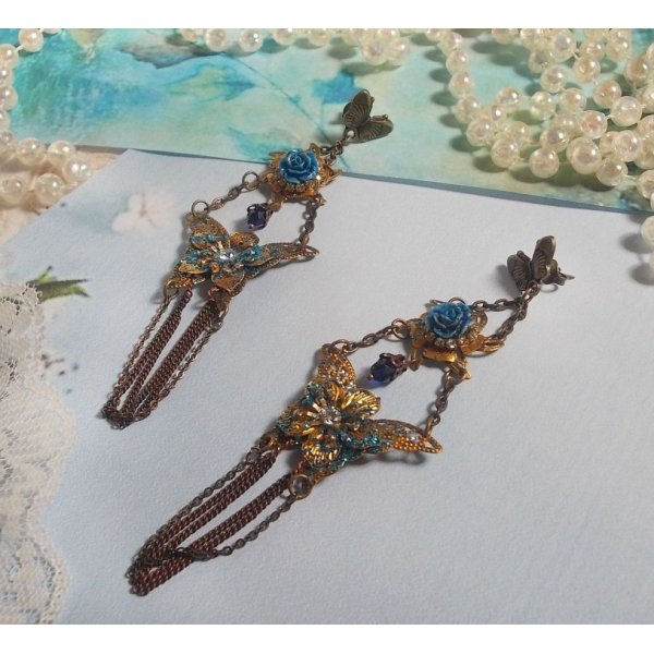 Farfalle iridescenti create con zirconi, cristalli Swarovski, cabochon di resina, accessori vari e perline di vetro di Boemia