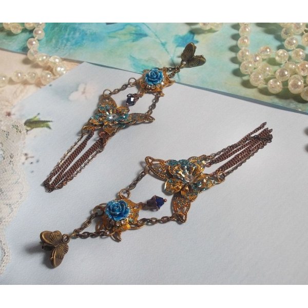 Farfalle iridescenti create con zirconi, cristalli Swarovski, cabochon di resina, accessori vari e perline di vetro di Boemia