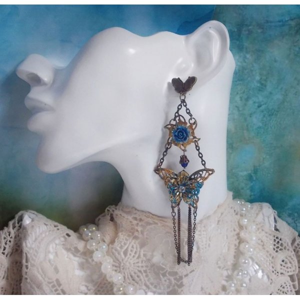 Farfalle iridescenti create con zirconi, cristalli Swarovski, cabochon di resina, accessori vari e perline di vetro di Boemia