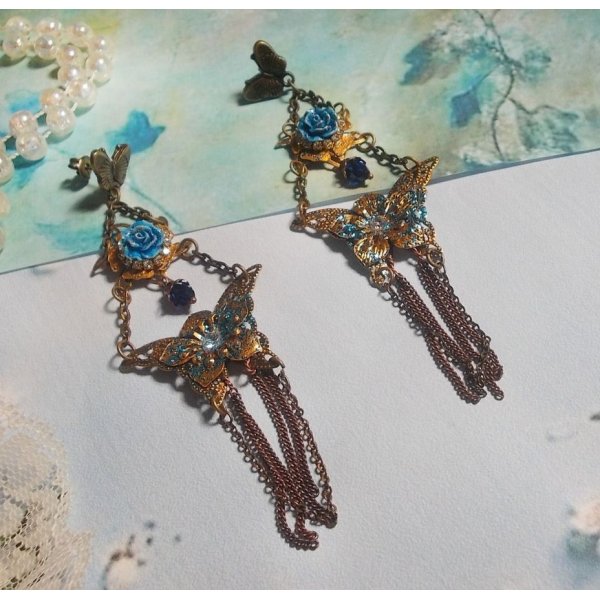 Farfalle iridescenti create con zirconi, cristalli Swarovski, cabochon di resina, accessori vari e perline di vetro di Boemia