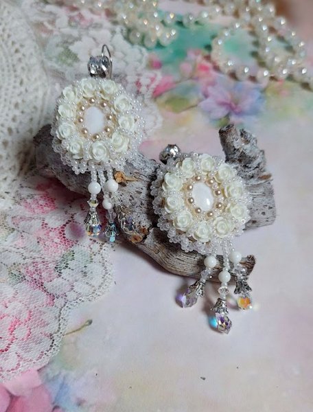 BO Nuages Blancs brod&eacute;es avec Nacre, Jade, rocailles, cuir et perles cristal Swarovski