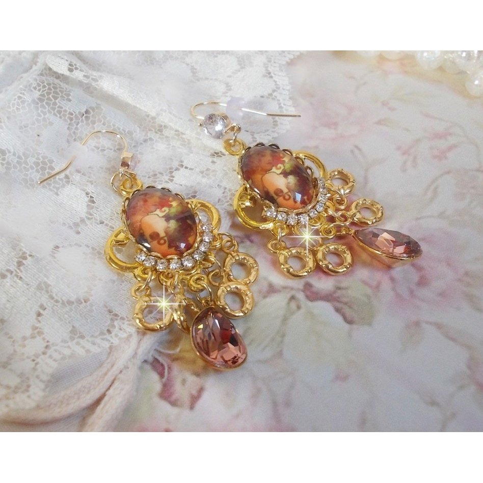 BO Paris représentant une jeune femme à Paris, orné d’une chaîne strass Cristal/Doré avec des breloques, des pendants ovales Blush Rose, montés sur des crochets en plaqué Or. Paris en mode vintage.