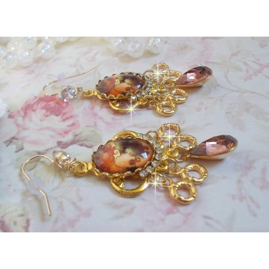 BO Paris représentant une jeune femme à Paris, orné d’une chaîne strass Cristal/Doré avec des breloques, des pendants ovales Blush Rose, montés sur des crochets en plaqué Or. Paris en mode vintage.