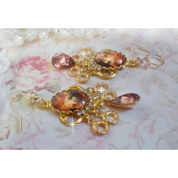 BO Paris repr&eacute;sentant une jeune femme &agrave; Paris, orn&eacute; d&rsquo;une cha&icirc;ne strass Cristal/Dor&eacute; avec des breloques, des pendants ovales Blush Rose, mont&eacute;s sur des crochets en plaqu&eacute; Or. Paris en mode vintage.