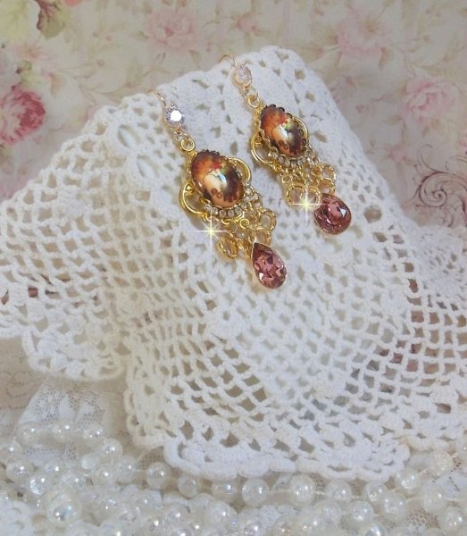 BO Paris repr&eacute;sentant une jeune femme &agrave; Paris, orn&eacute; d&rsquo;une cha&icirc;ne strass Cristal/Dor&eacute; avec des breloques, des pendants ovales Blush Rose, mont&eacute;s sur des crochets en plaqu&eacute; Or. Paris en mode vintage.