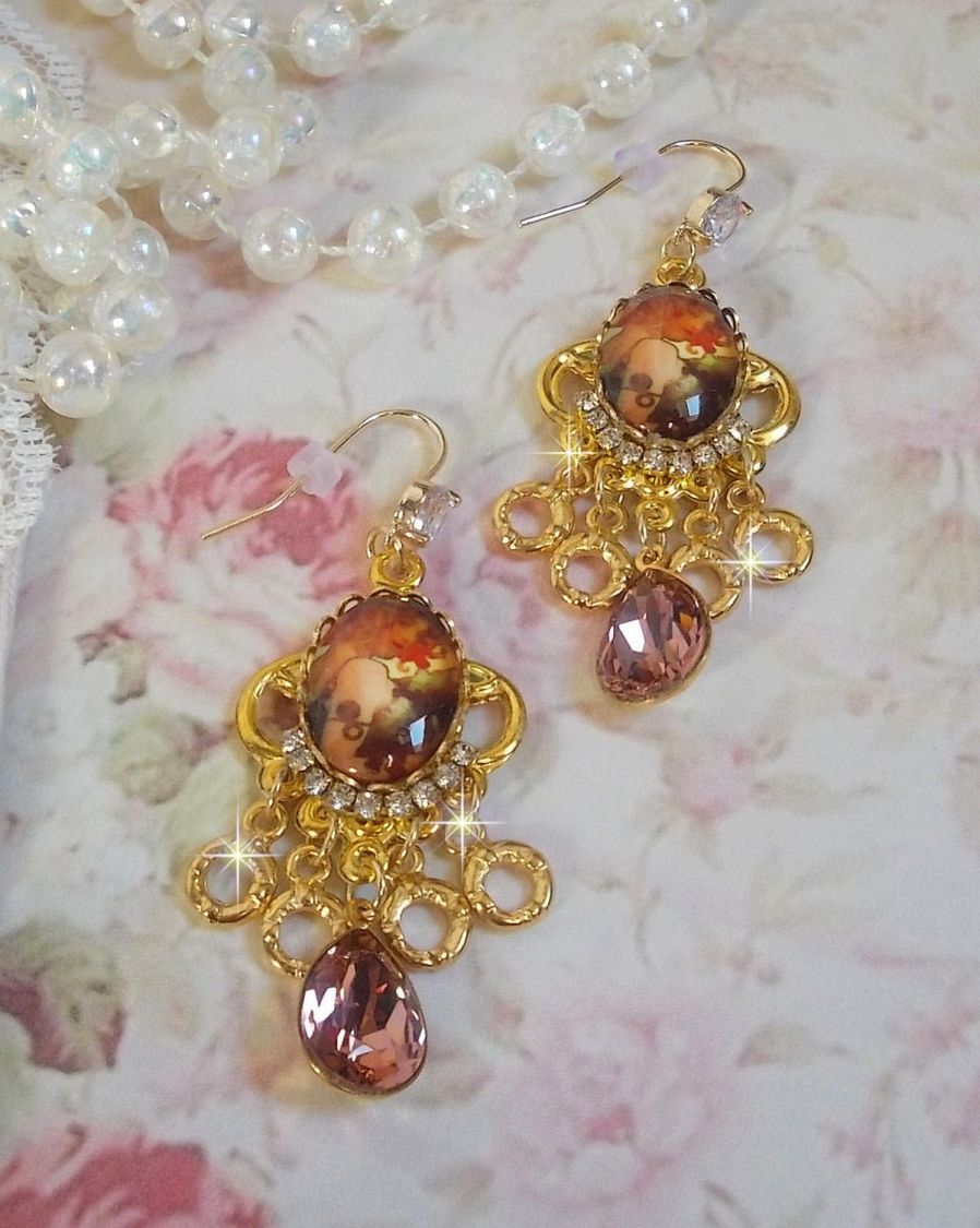 BO Paris représentant une jeune femme à Paris, orné d’une chaîne strass Cristal/Doré avec des breloques, des pendants ovales Blush Rose, montés sur des crochets en plaqué Or. Paris en mode vintage.