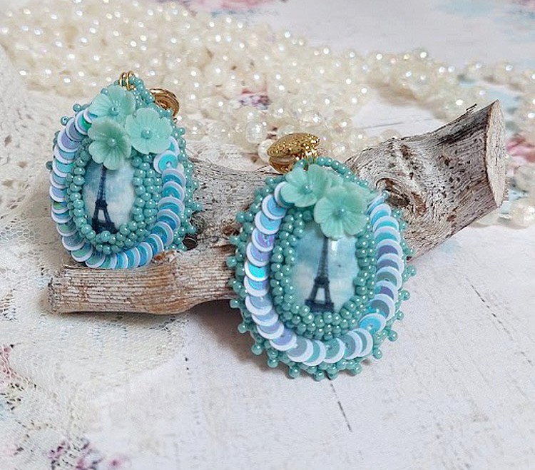 BO Parisienne brodées avec cabochons résines, rocailles verres, sequins et clips en laiton