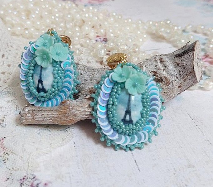 BO Parisienne brodées avec cabochons résines, rocailles verres, sequins et clips en laiton
