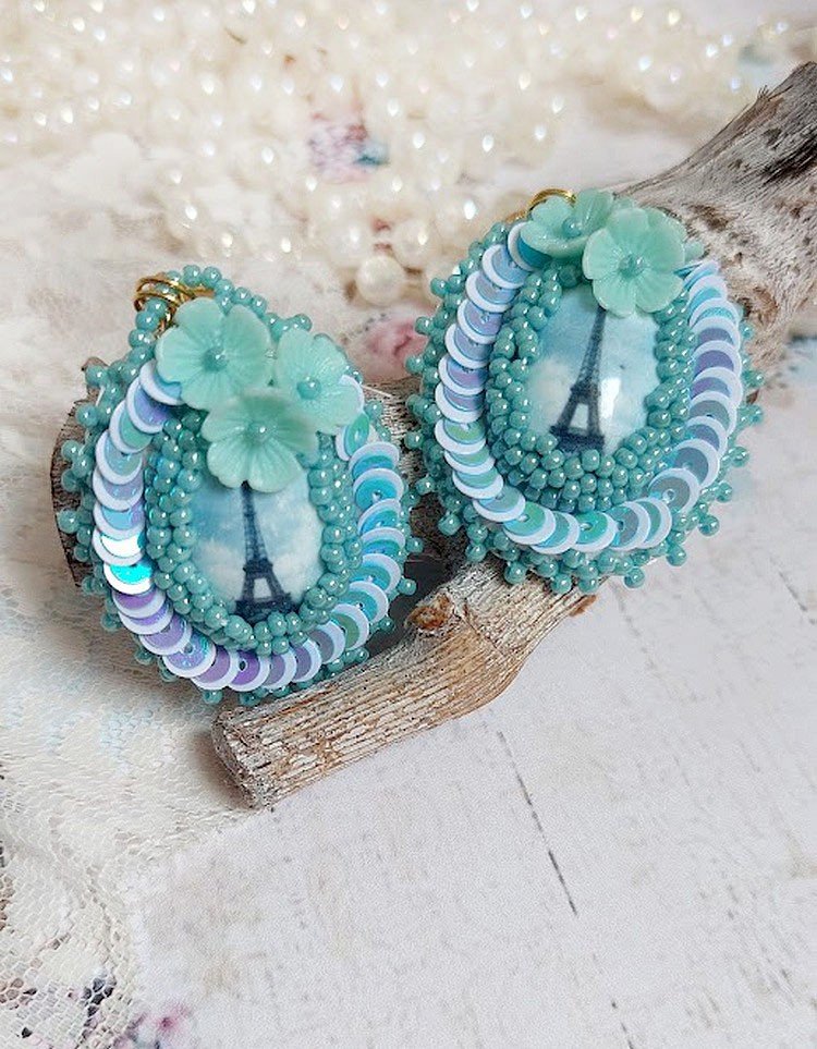 BO Parisienne brodées avec cabochons résines, rocailles verres, sequins et clips en laiton
