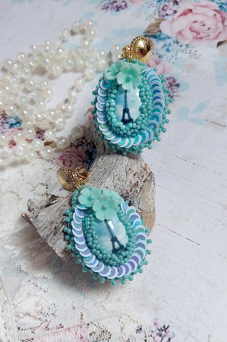 BO Parisienne brodées avec cabochons résines, rocailles verres, sequins et clips en laiton