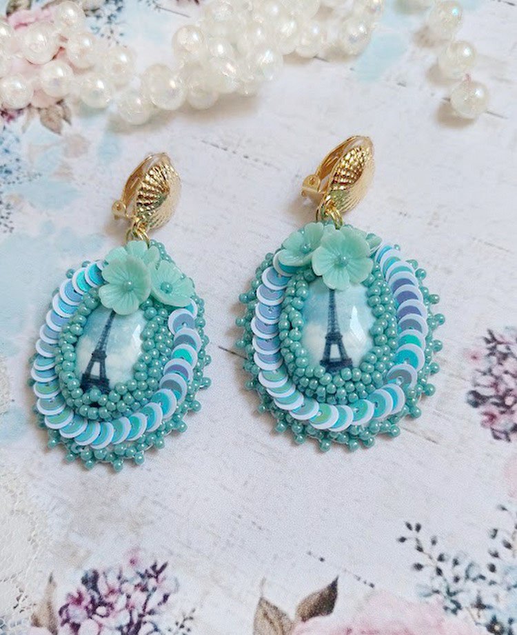 BO Parisienne brodées avec cabochons résines, rocailles verres, sequins et clips en laiton