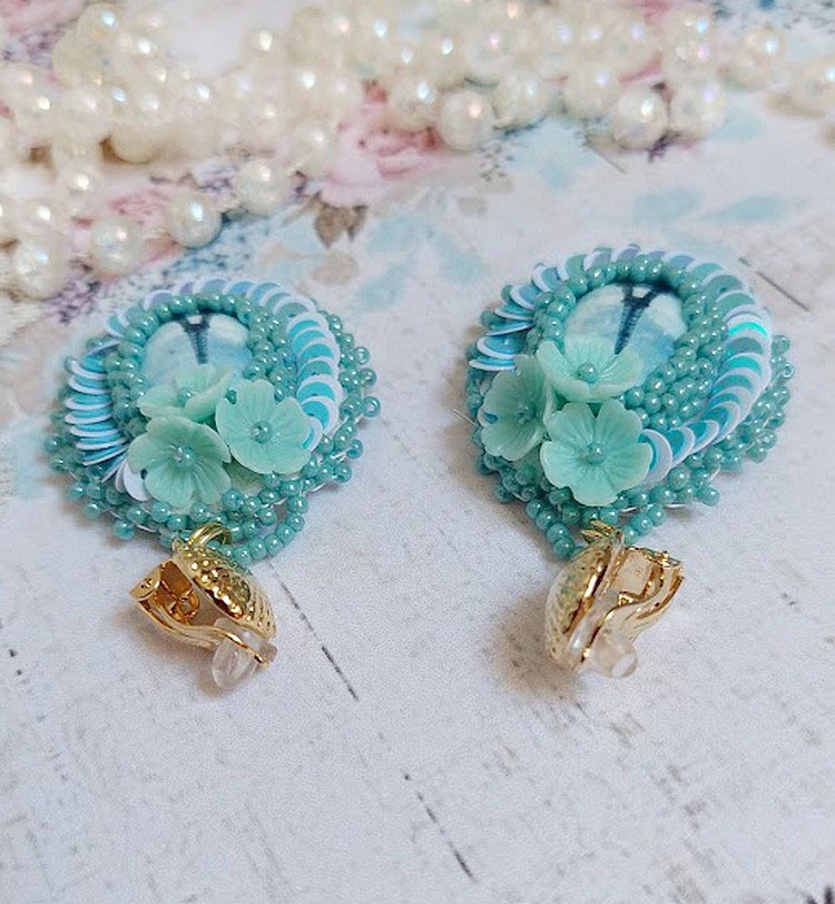 BO Parisienne brodées avec cabochons résines, rocailles verres, sequins et clips en laiton