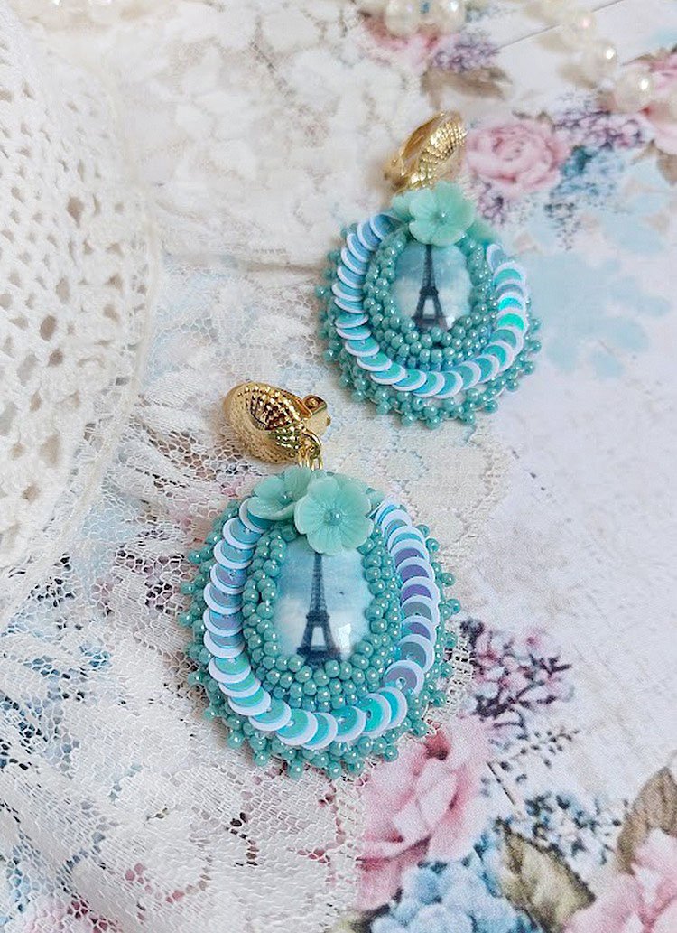 BO Parisienne brodées avec cabochons résines, rocailles verres, sequins et clips en laiton