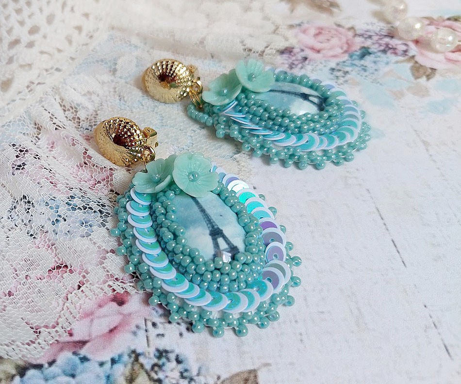 BO Parisienne brodées avec cabochons résines, rocailles verres, sequins et clips en laiton