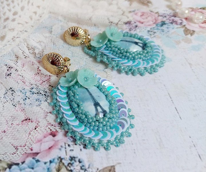 BO Parisienne brodées avec cabochons résines, rocailles verres, sequins et clips en laiton