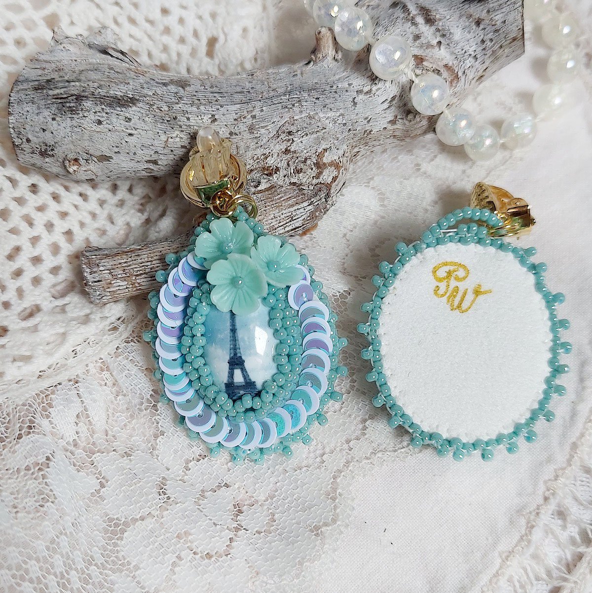 BO Parisienne brodées avec cabochons résines, rocailles verres, sequins et clips en laiton