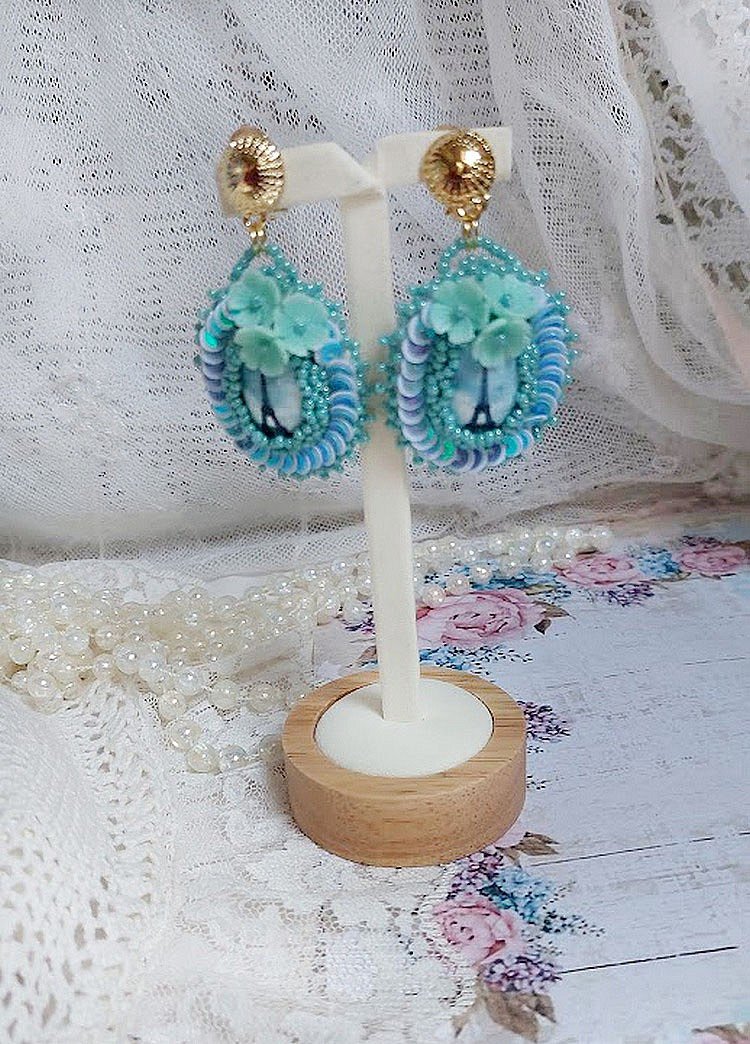 BO Parisienne brodées avec cabochons résines, rocailles verres, sequins et clips en laiton