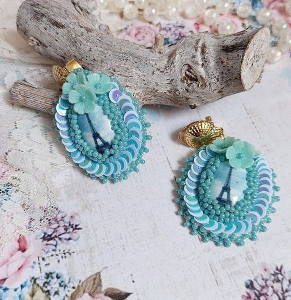 BO Parisienne brodées avec cabochons résines, rocailles verres, sequins et clips en laiton
