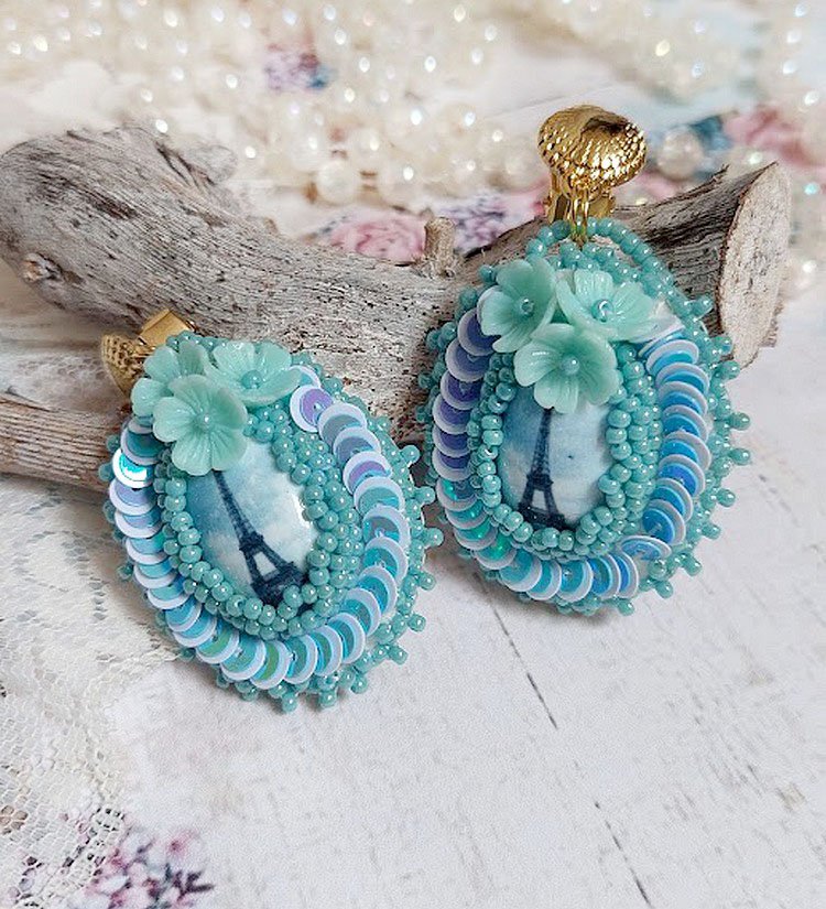 BO Parisienne brodées avec cabochons résines, rocailles verres, sequins et clips en laiton