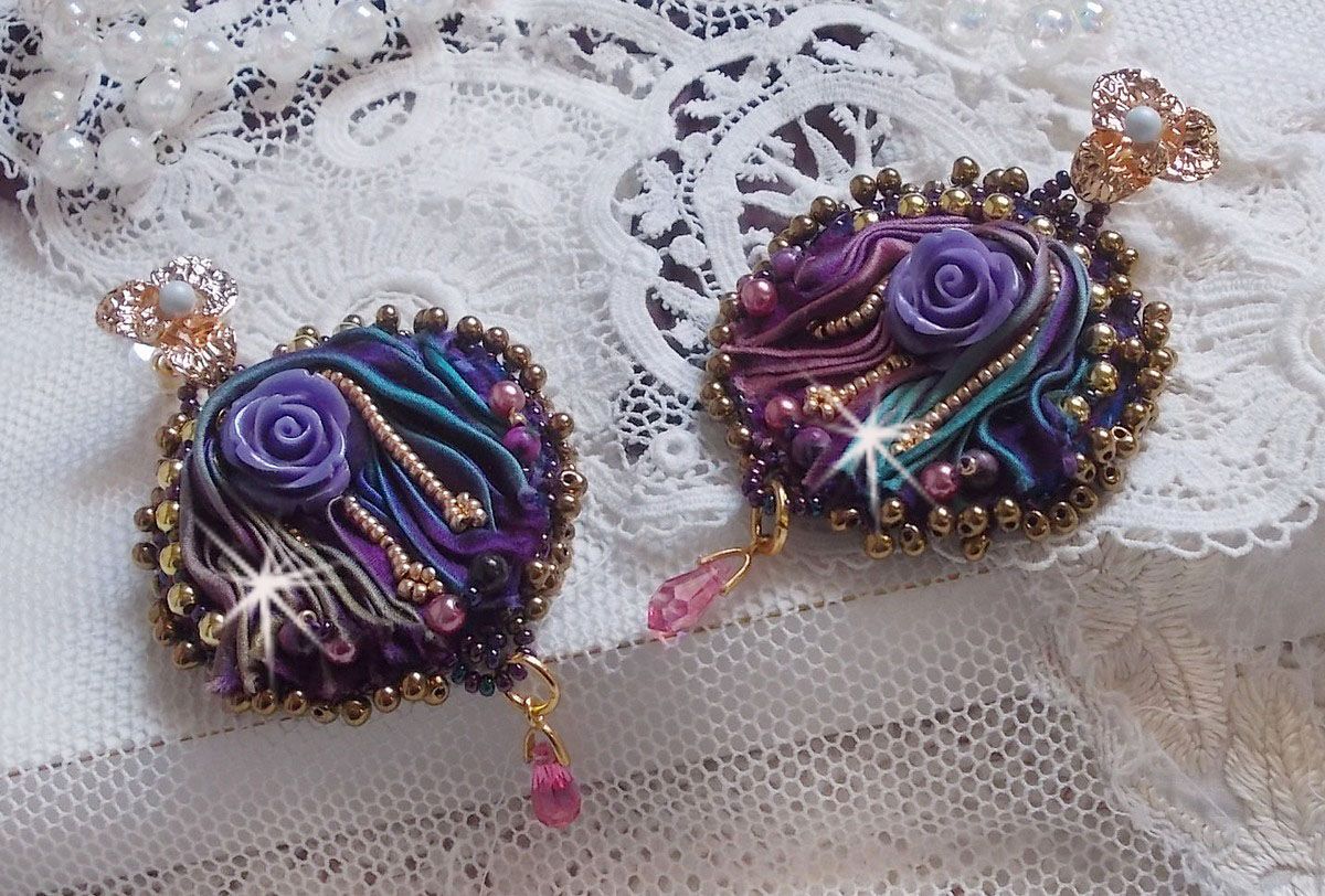 BO La Passionnée de Venise brodées avec un ruban de soie Purple, des Cristaux de Swarovski et des rocailles Miyuki