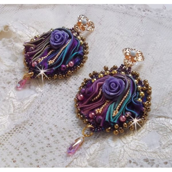 BO La Passionn&eacute;e de Venise brod&eacute;es avec un ruban de soie Purple, des Cristaux de Swarovski et des rocailles Miyuki