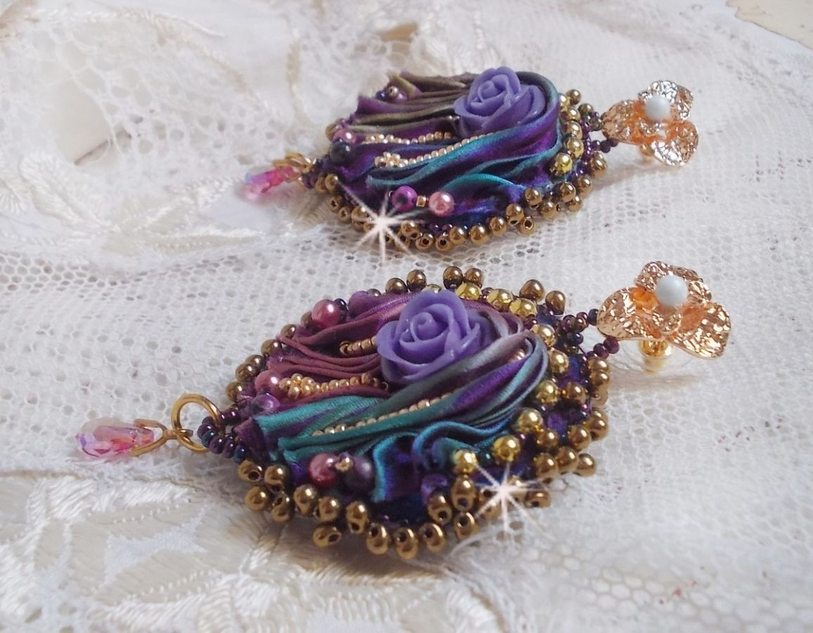 BO La Passionnée de Venise brodées avec un ruban de soie Purple, des Cristaux de Swarovski et des rocailles Miyuki