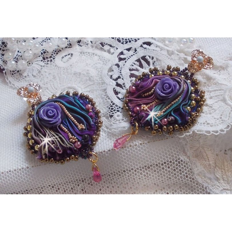 BO La Passionnée de Venise brodées avec un ruban de soie Purple, des Cristaux de Swarovski et des rocailles Miyuki