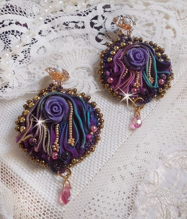 BO La Passionnée de Venise brodées avec un ruban de soie Purple, des Cristaux de Swarovski et des rocailles Miyuki