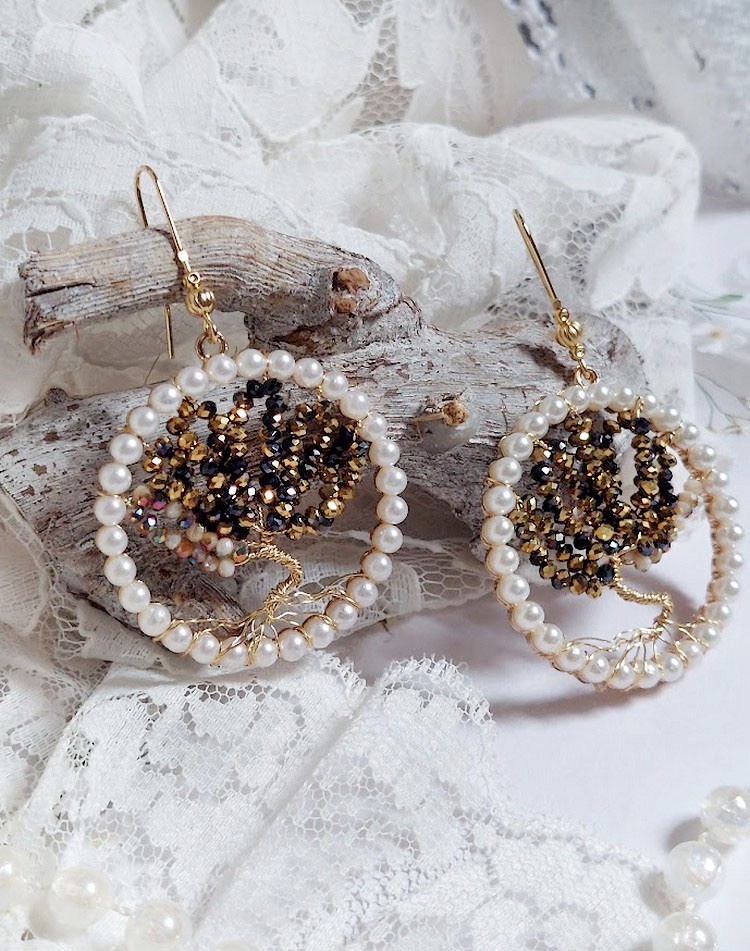 BO Perline Black Nacr&eacute; cr&eacute;&eacute;es avec pendentifs perles, rondes aplaties verres et crochets laiton