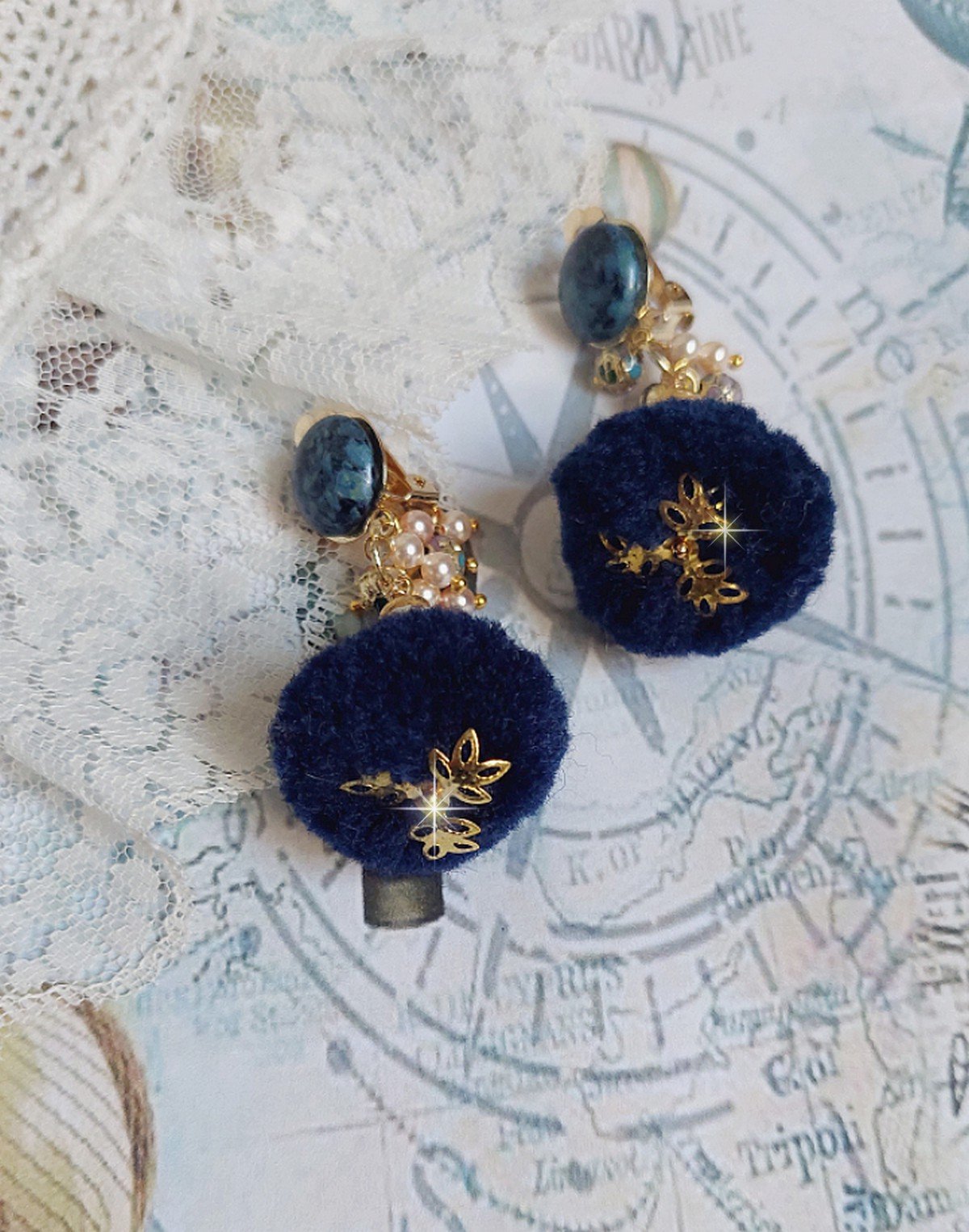 BO Petites Douceurs mont&eacute;es avec pompons ronds, cabochons verres et perles Cristal Swarovski