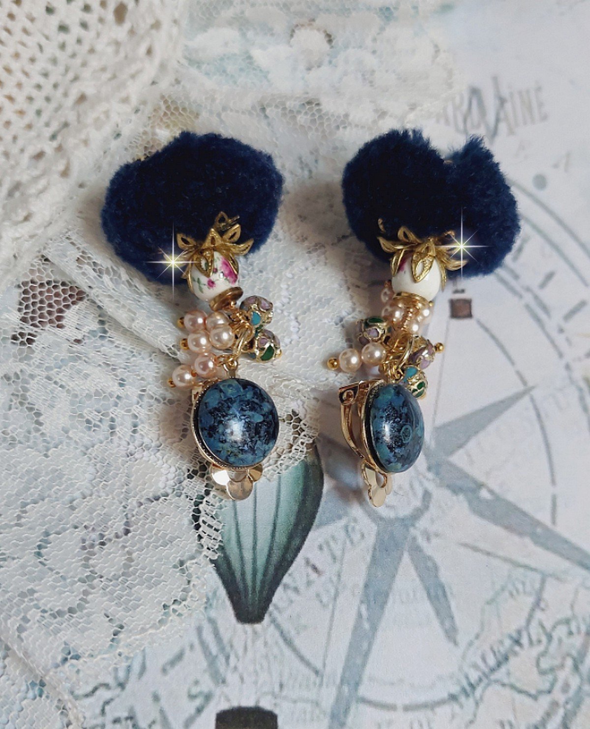 BO Petites Douceurs mont&eacute;es avec pompons ronds, cabochons verres et perles Cristal Swarovski