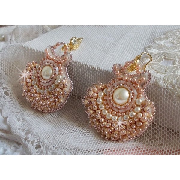 BO Poudre de Riz ricamato con piccole perle rotonde di cristallo Swarovski perlato e perline Miyuki. 