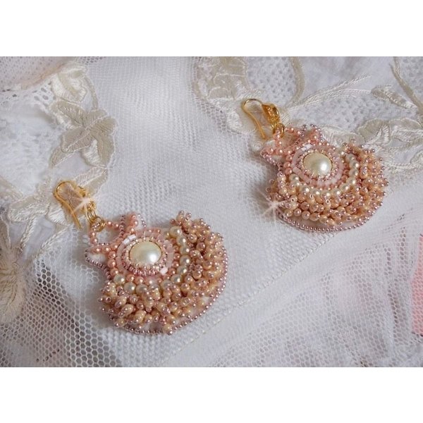 BO Poudre de Riz ricamato con piccole perle rotonde di cristallo Swarovski perlato e perline Miyuki. 