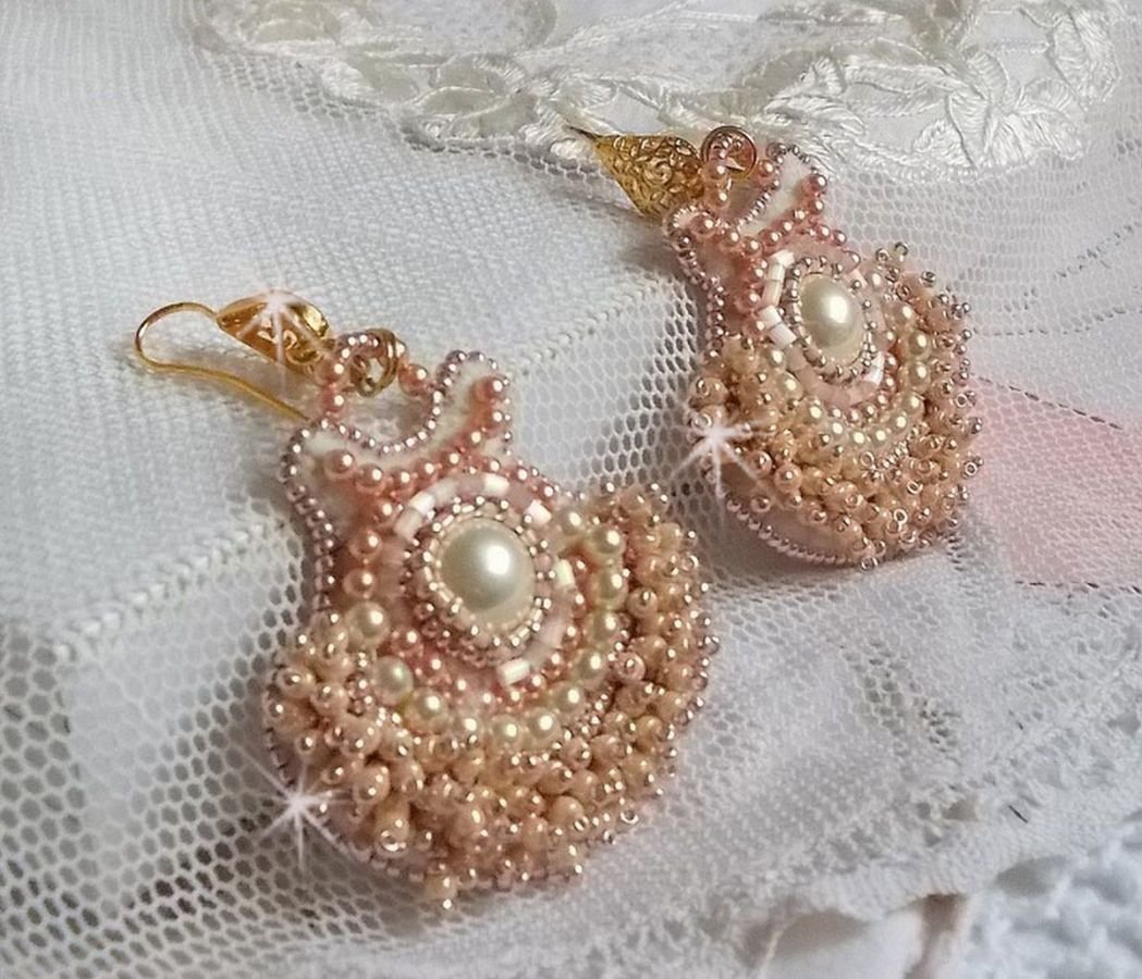 BO Poudre de Riz ricamato con piccole perle rotonde di cristallo Swarovski perlato e perline Miyuki. 