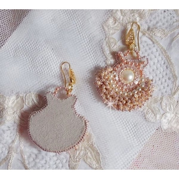 BO Poudre de Riz ricamato con piccole perle rotonde di cristallo Swarovski perlato e perline Miyuki. 