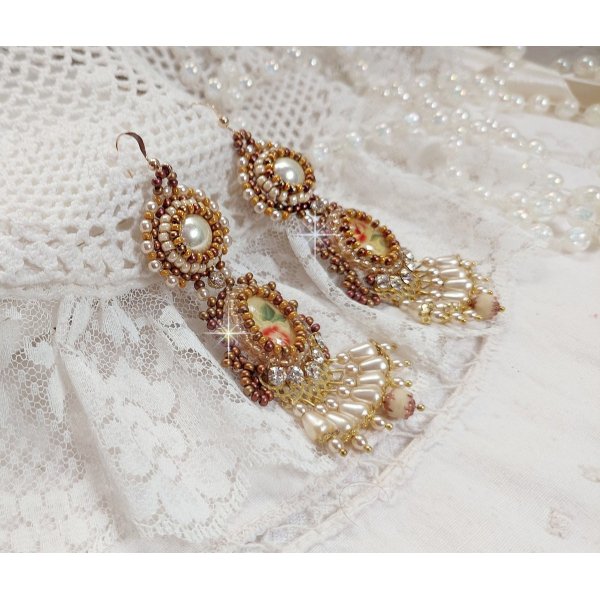 I BO Reflets de Ros&eacute;e sono ricamati con perle perlate, cristalli Swarovski e ganci per orecchie in oro 14 carati.