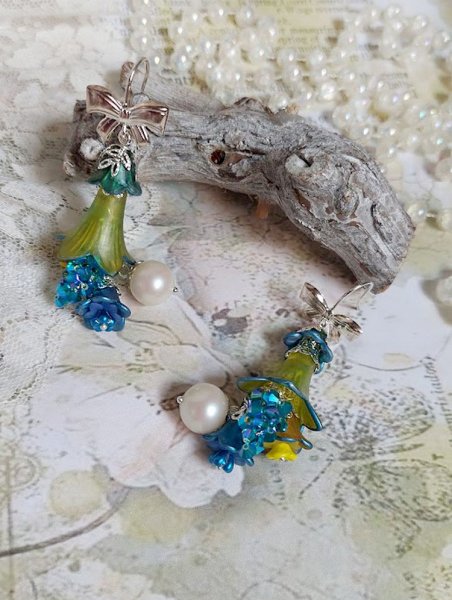 BO Regard Scintillant cr&eacute;&eacute;es avec fleurs acryliques, rondes en r&eacute;sine, cha&icirc;ne laiton et perles Cristal Swarovski