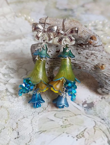 BO Regard Scintillant cr&eacute;&eacute;es avec fleurs acryliques, rondes en r&eacute;sine, cha&icirc;ne laiton et perles Cristal Swarovski