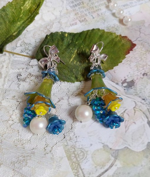 BO Regard Scintillant cr&eacute;&eacute;es avec fleurs acryliques, rondes en r&eacute;sine, cha&icirc;ne laiton et perles Cristal Swarovski