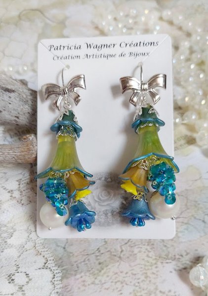 BO Regard Scintillant cr&eacute;&eacute;es avec fleurs acryliques, rondes en r&eacute;sine, cha&icirc;ne laiton et perles Cristal Swarovski