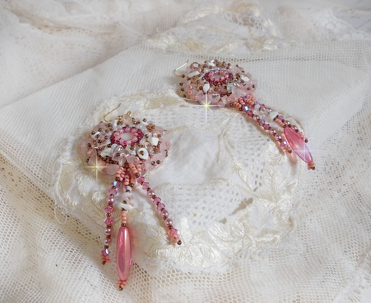 BO Rose Royale ricamato con cabochon di madreperla, scaglie di quarzo bianco e howlite, cristalli Swarovski, razzi rosa, perline e ganci in oro 14 carati.