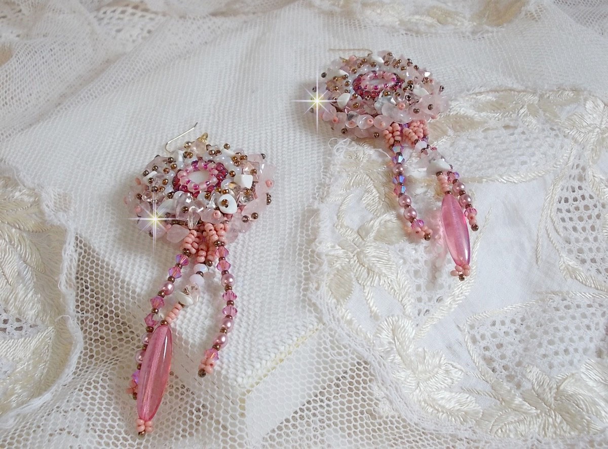 BO Rose Royale ricamato con cabochon di madreperla, scaglie di quarzo bianco e howlite, cristalli Swarovski, razzi rosa, perline e ganci in oro 14 carati.