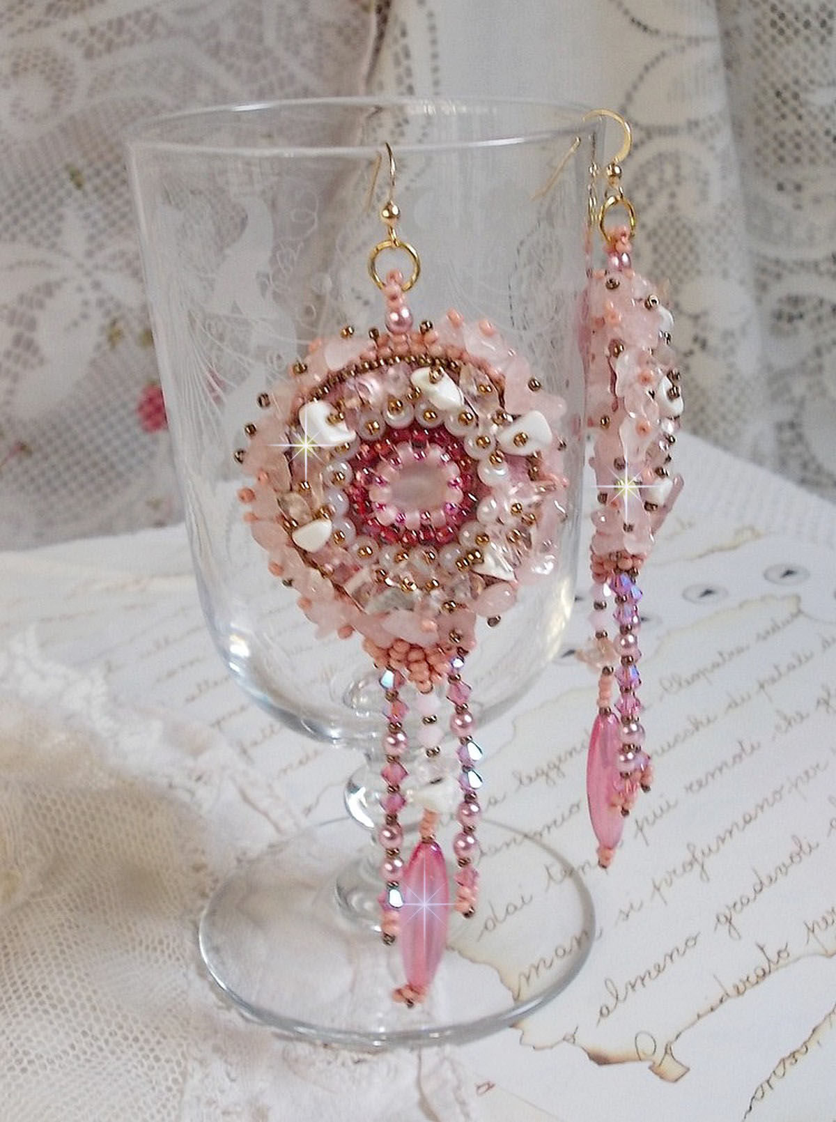 BO Rose Royale ricamato con cabochon di madreperla, scaglie di quarzo bianco e howlite, cristalli Swarovski, razzi rosa, perline e ganci in oro 14 carati.